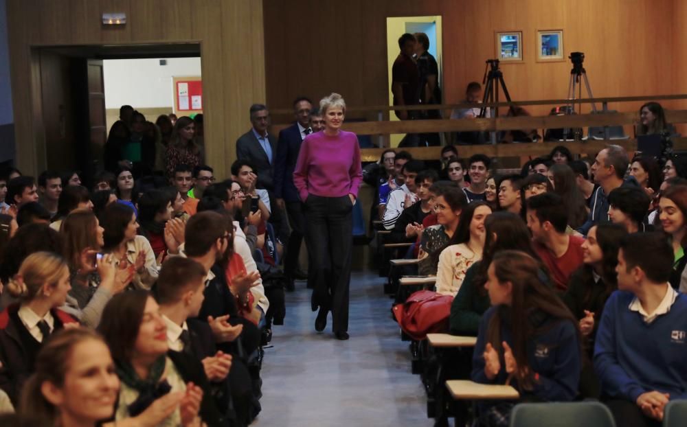 iri Hustvedt mantiene un encuentro con estudiantes en Oviedo.