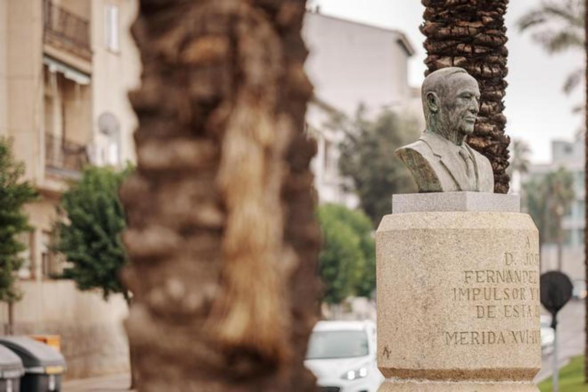 Busto de José Fernández López en la avenida que lleva su nombre y frente al imueble que fue su casa, hoy residencia oficial de los presidentes de la Junta de Extremadura.