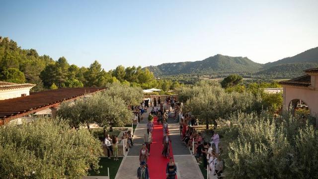 Vista general del desfile en los jardines del hotel. | CVGH