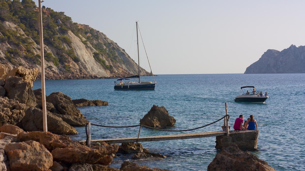 En Ibiza podrás disfrutar de playas con aguas transparentes y un clima idóneo