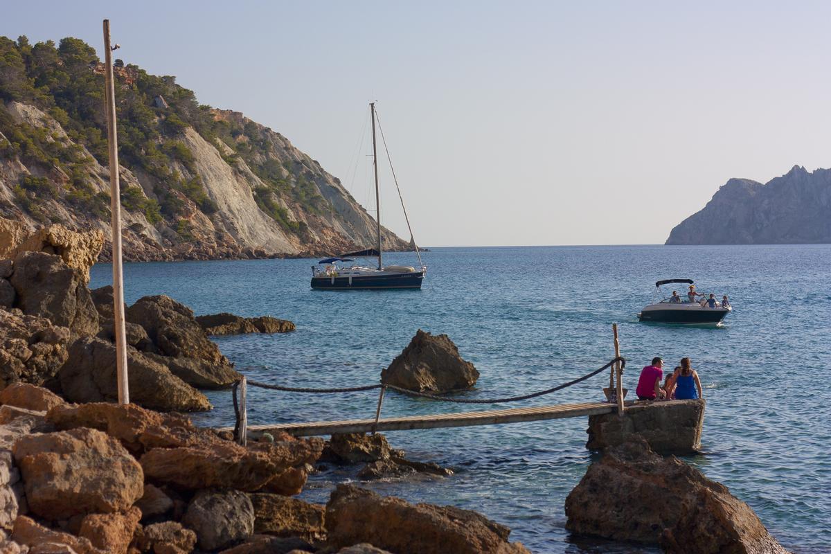 En Ibiza podrás disfrutar de playas con aguas transparentes y un clima idóneo