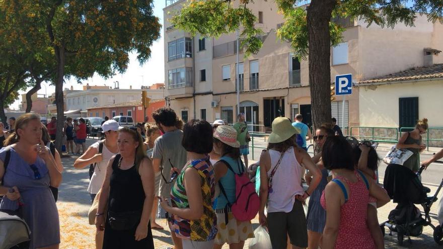 400 niños del Molinar se quedan sin fin de curso en la playa por culpa de la Policía