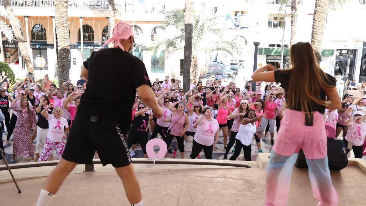 La Concha de la Explanada de Alicante se viste de rosa por el Dia Internacional contra el Cáncer de Mama
