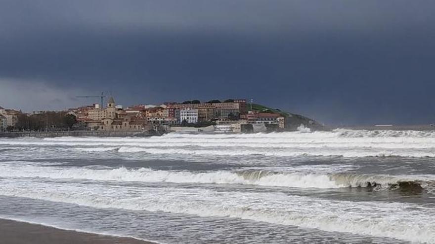 El temporal llega a la costa: la boya del puerto de Gijón registra olas de más de 8 metros de altura