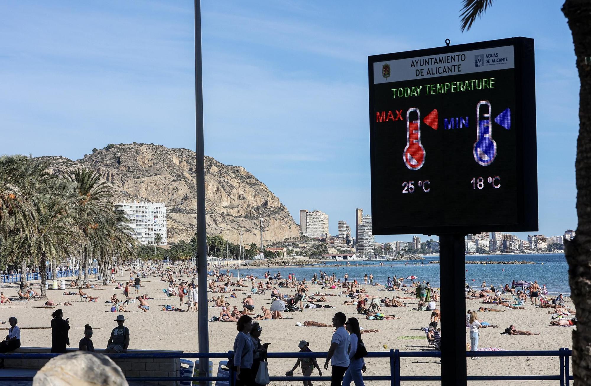 Las altas temperaturas a mediados de noviembre llenan las playas de turistas y visitantes