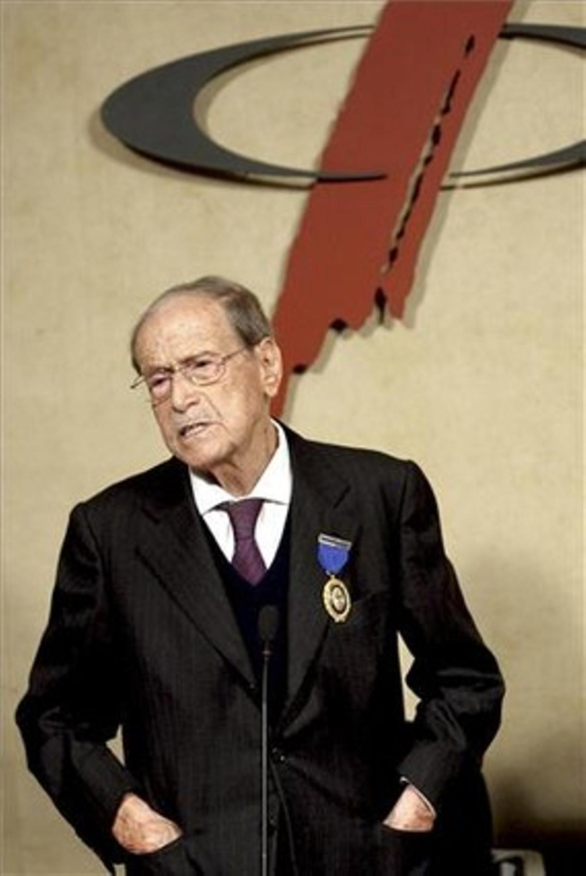 El periodista Carles Sentis, en una foto el 26 de gener de 2009, quan va rebre la Medalla del Mèrit al Treball. El periodista Carles Sentis, en una foto el 26 de gener de 2009, quan va rebre la Medalla del Mèrit al Treball.