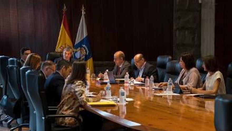 El Gobierno y los cabildos destinan 126 millones para financiar 9.605 plazas de dependencia