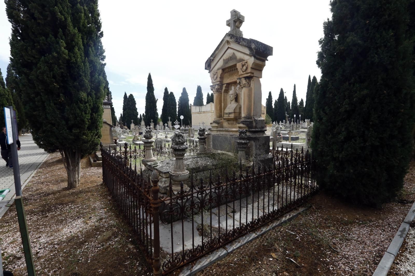En imágenes | El cementerio de Zaragoza, un museo al aire libre que se engalana para el Día de Todos los Santos
