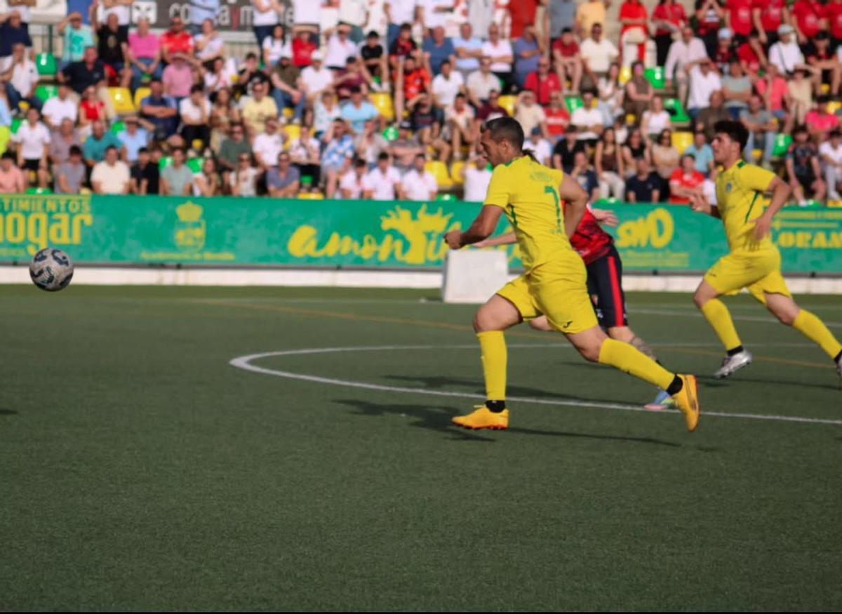 Lance del encuentro entre el Montilla y el Egabrense en su partido de ida de la final del 'play off'.