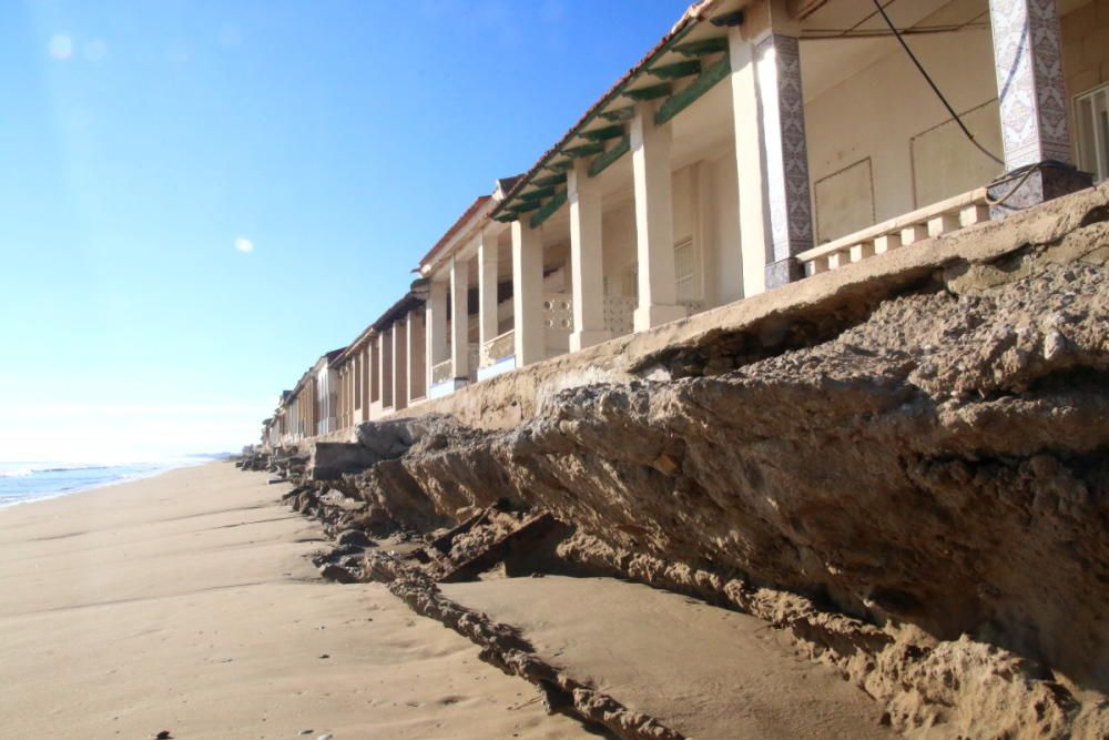 Las casas sufren derrumbes y el mar destruye porches y aceras y abre grandes socavones