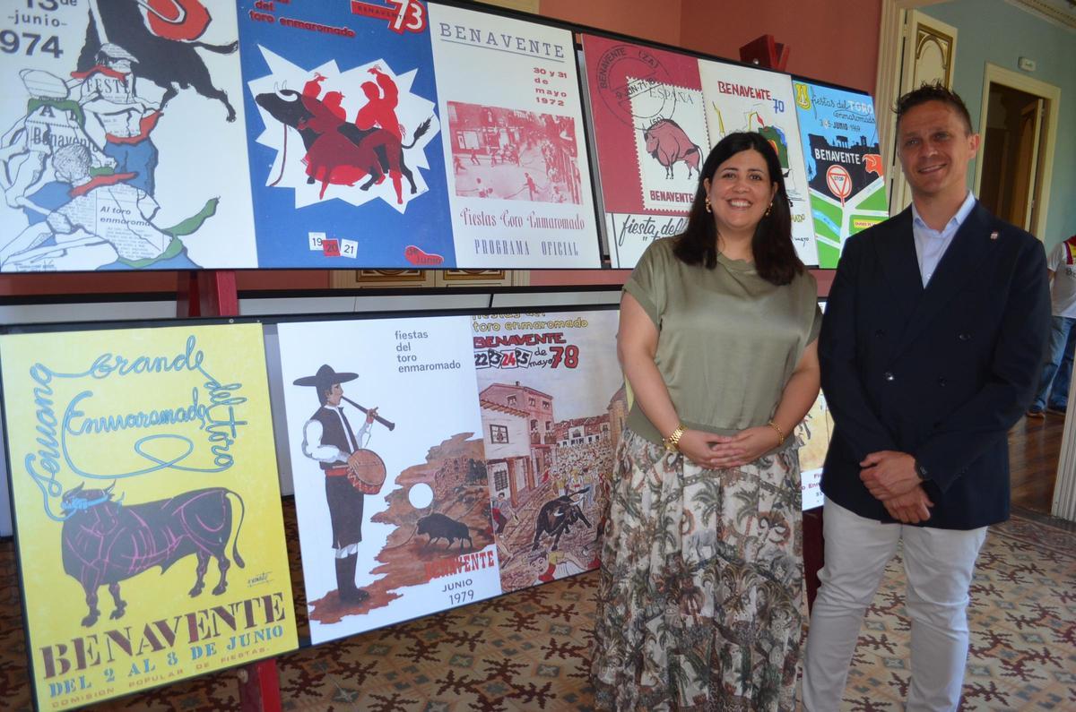 La alcaldesa de Benavente y el concejal de Fiestas, con algunos de los carteles expuestos.