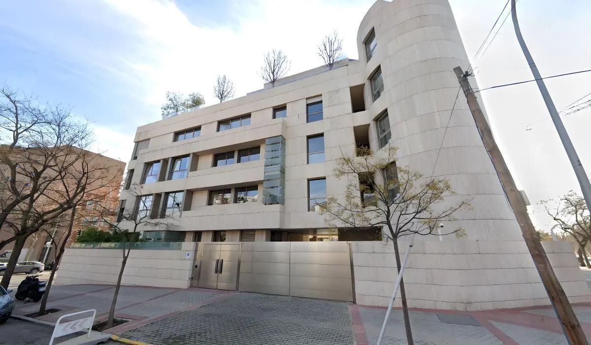 El empresario ha adquirido varias fincas colindantes hasta construir este complejo de siete viviendas interconectadas por ascensores privados