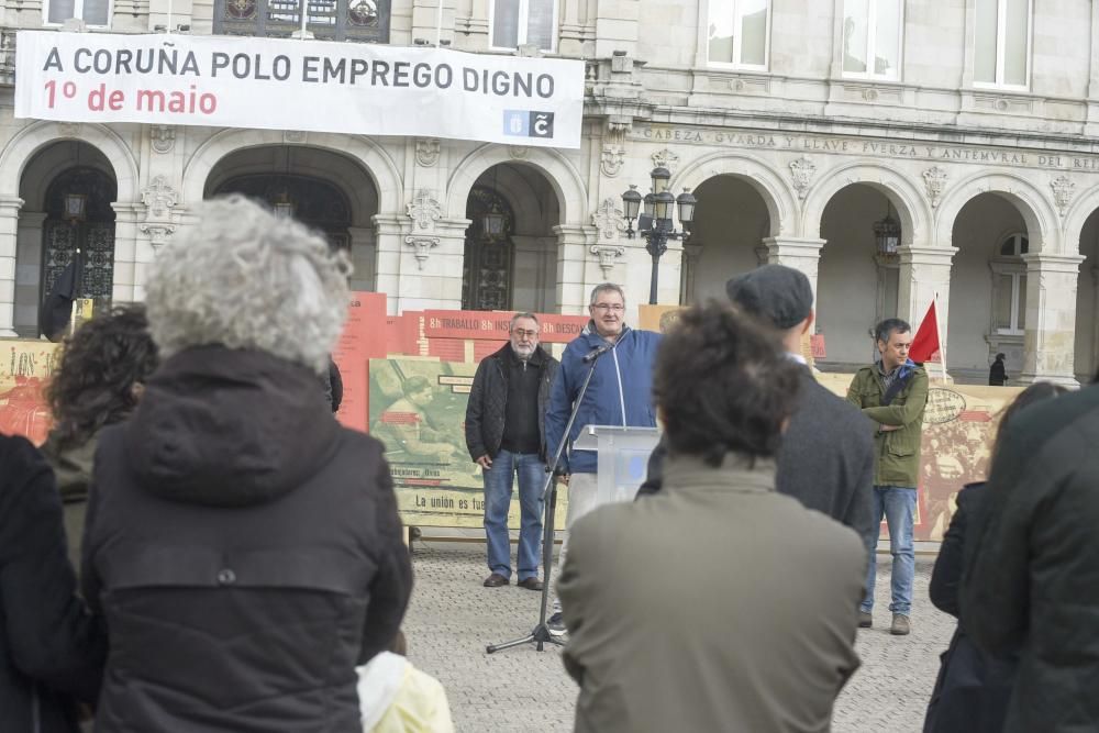 A praza de María Pita conta cunha exposición ao aire libre que recolle máis de cen anos de movemento obreiro na cidade, con lembranzas para as cigarreiras e os 'paseados'.