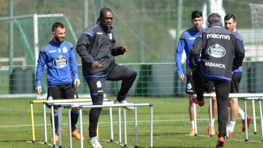 Clarence Seedorf participa en uno de los ejercicios del entrenamiento de ayer junto a los jugadores.