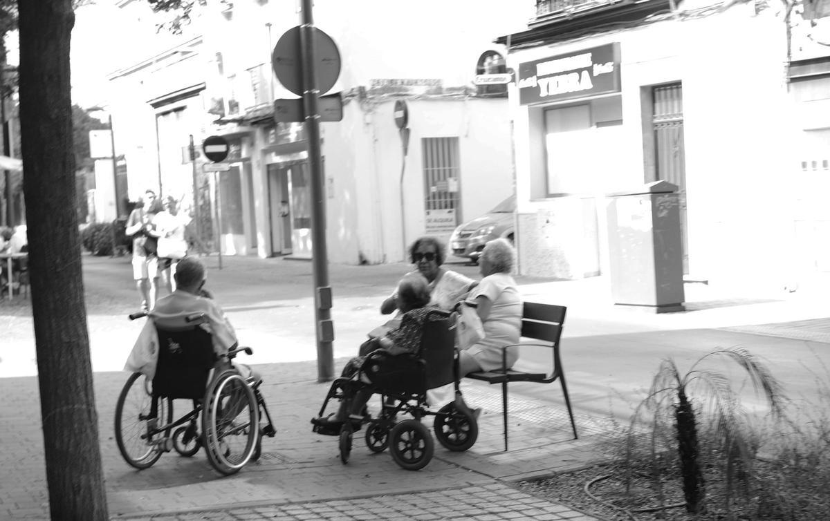 Imagen de una calle de Andalucía con los contraste de sol y sombra.