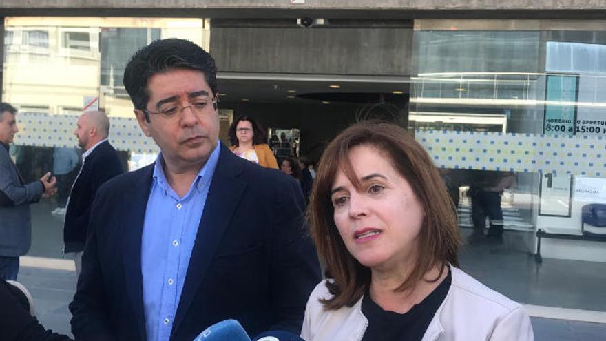 Pedro Martín y Teresa Cruz, ayer junto al hospital del Norte, en Icod.