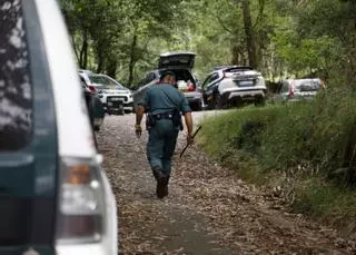 El hermano del hombre fallecido en Campo Lameiro agrede a dos periodistas