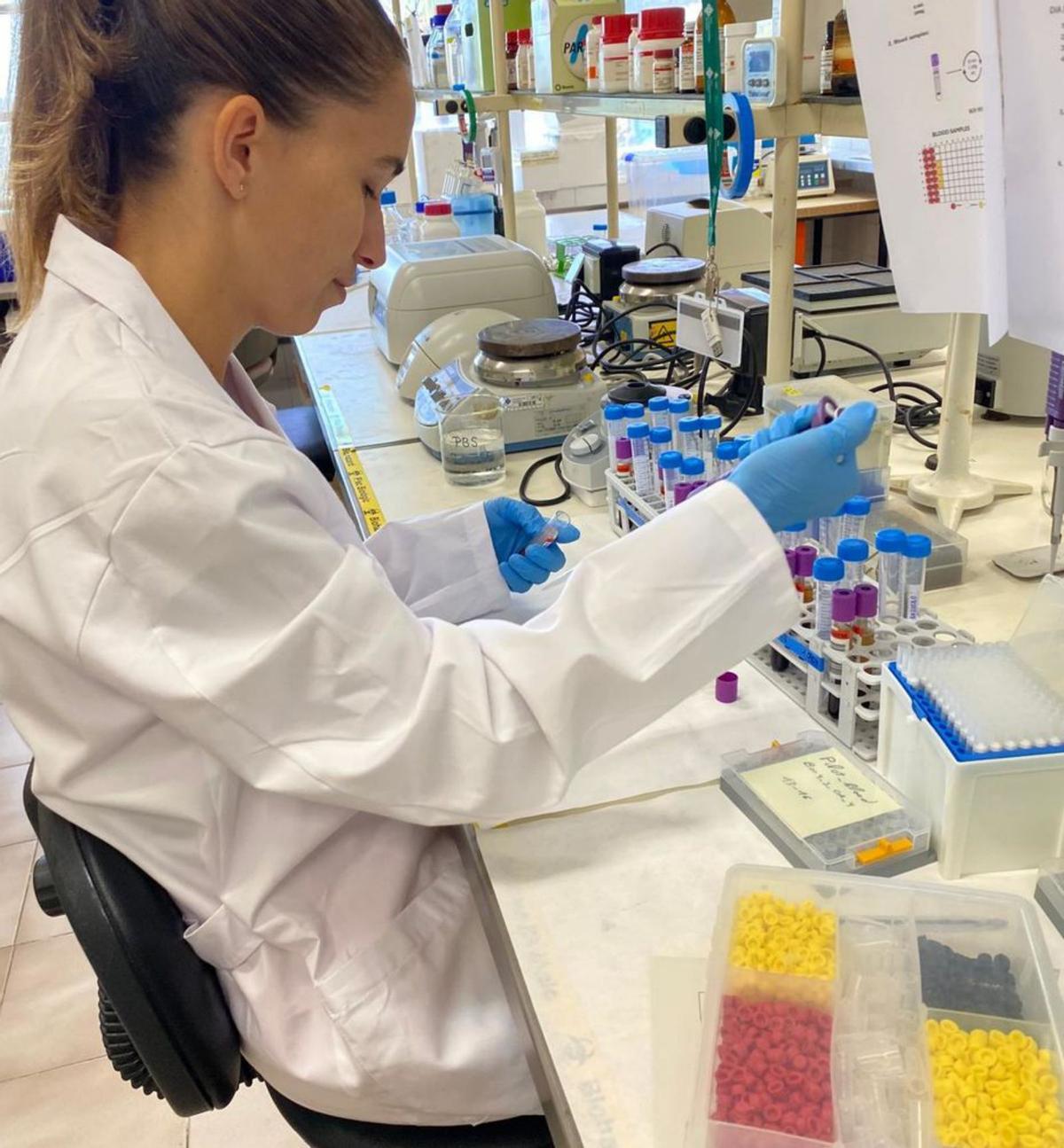 Maria Magdalena Quetglas procesando muestras en el laboratorio. | BLANCA GELABERT.