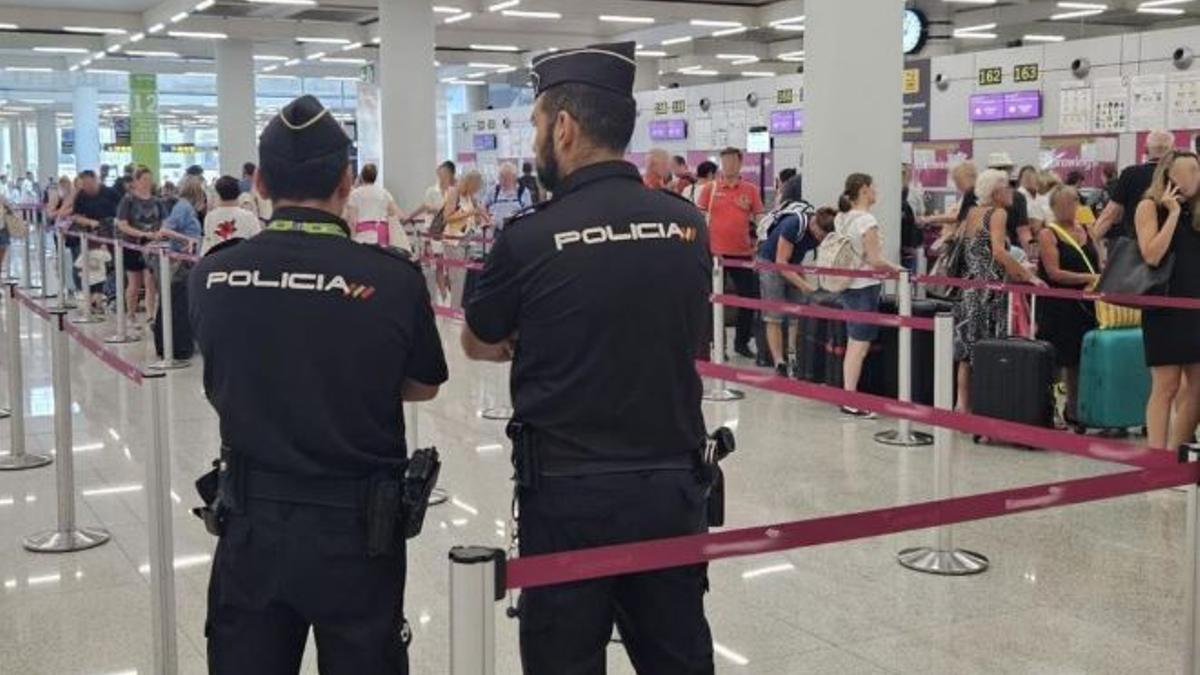 La Policía Nacional en el aeropuerto.