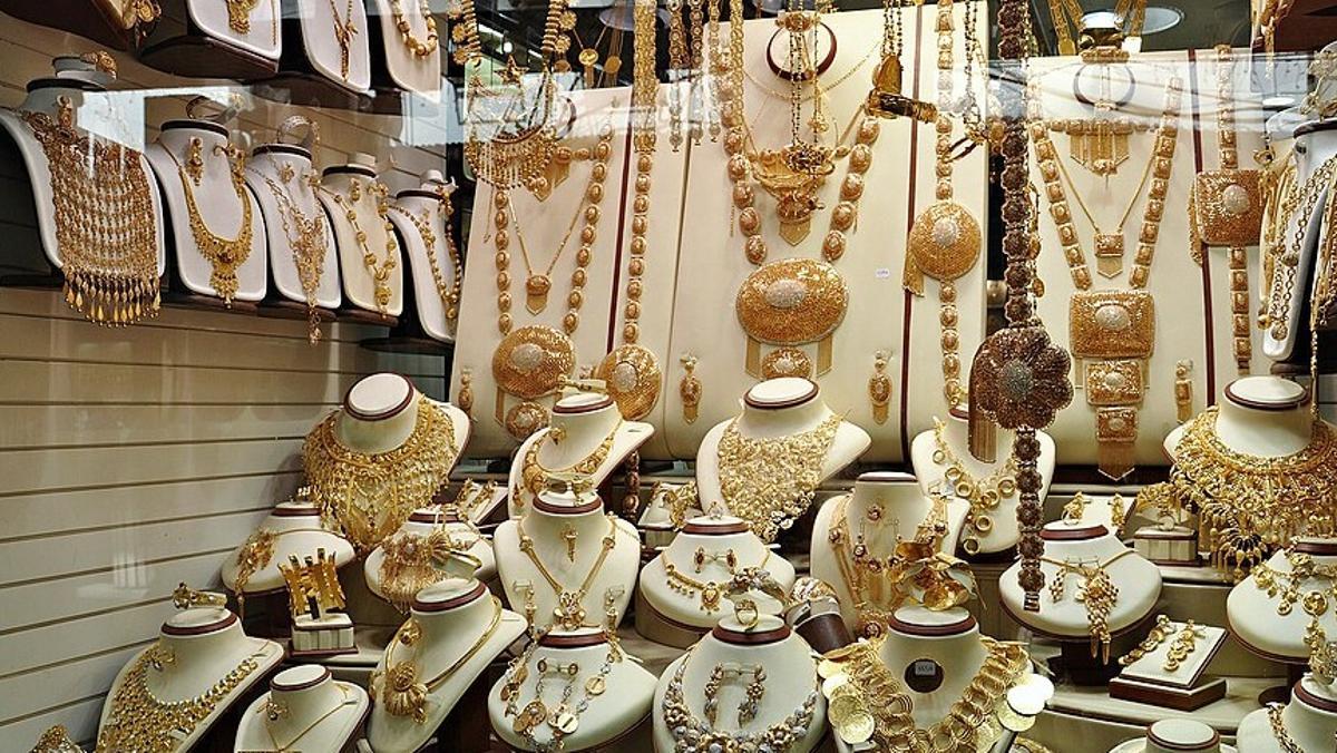 Escaparate de una tienda de Dubái llena de joyería de oro.
