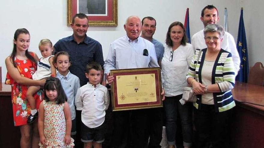 Lazo de honor de Baiona para el histórico costalero Roberto Leyenda