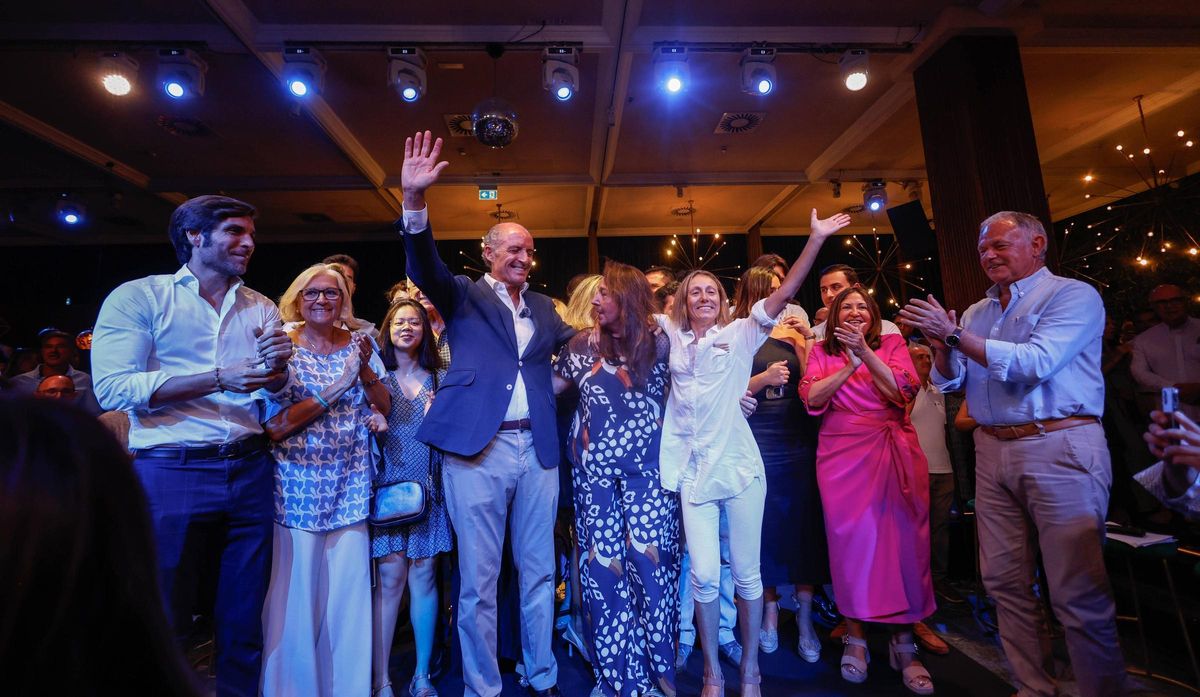 Francisco Camps, con el abogado Juan Chapapría, Rosa Roca (exalcaldesa de Godella), la exdiputada Adela Pedrosa, Emma Iranzo (exalcalesa de Requena) y Emilio Llopis, exnúmero dos de Alfonso Rus.