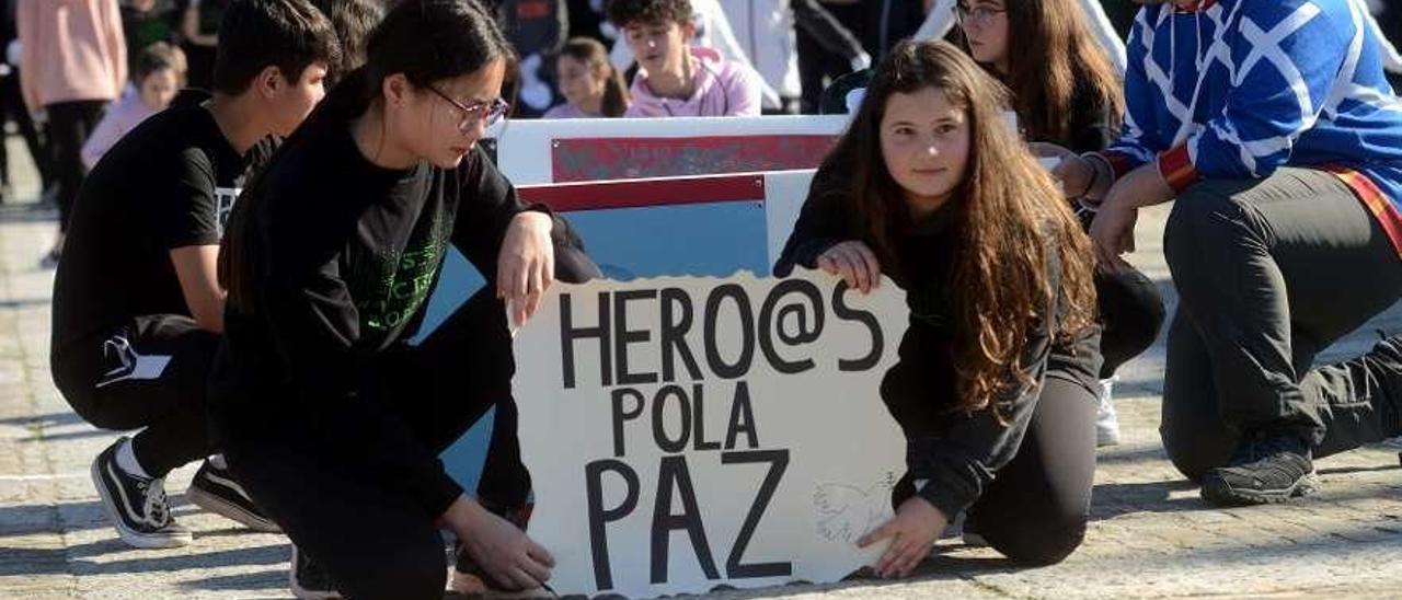 Un momento de las actividades del IES Asorey por la celebración del Día Mundial de la Paz. // Noé Parga