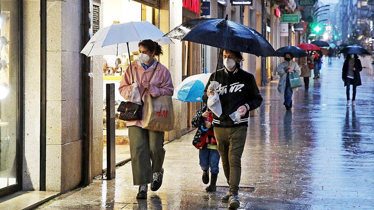 Los comercios, abiertos ayer pasadas las 18.00 horas en la céntrica calle Príncipe.   | // MARTA G. BREA