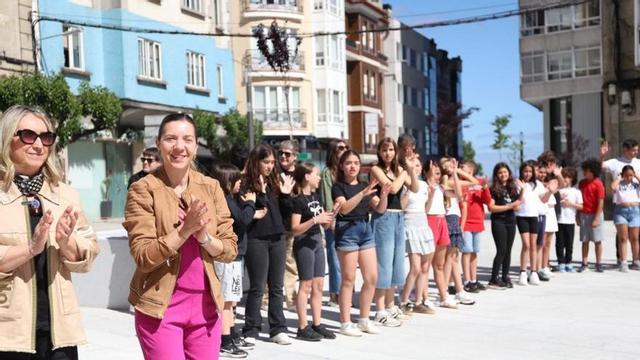 Más de 250 escolares de A Estrada alzan sus voces en contra de las guerras |