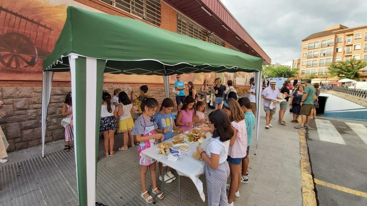 El público infantil participa en una jornada gastronómica de la localidad.