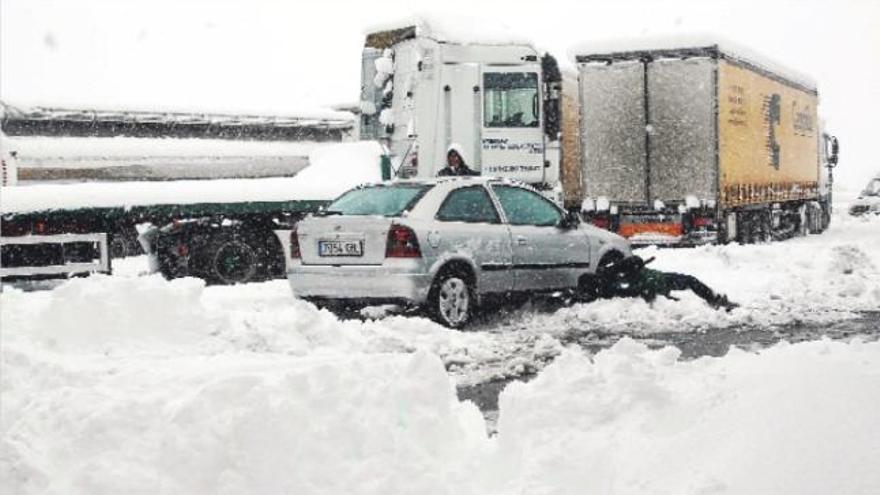 Dos camiones y un turismo que no pudieron circular por la autovía por culpa de la gran nevada que hubo de madrugada.