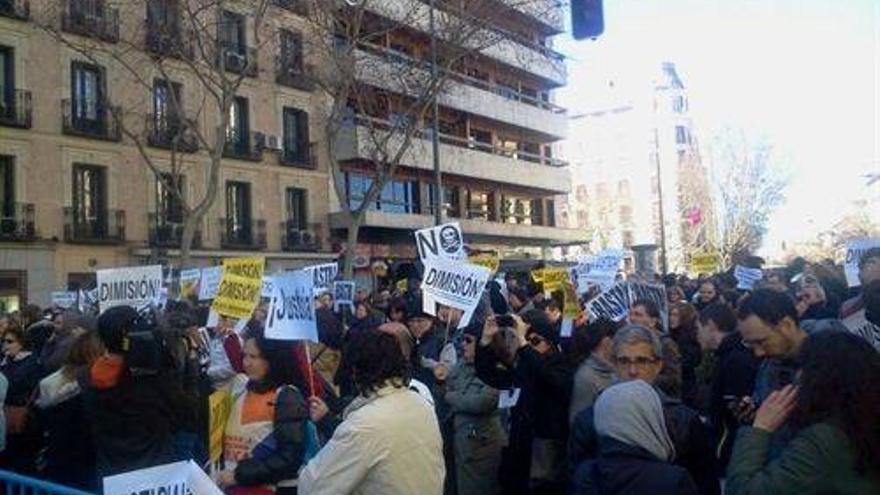 Unas 150 personas protestan contra el PP en una plaza cercana a la sede de Génova