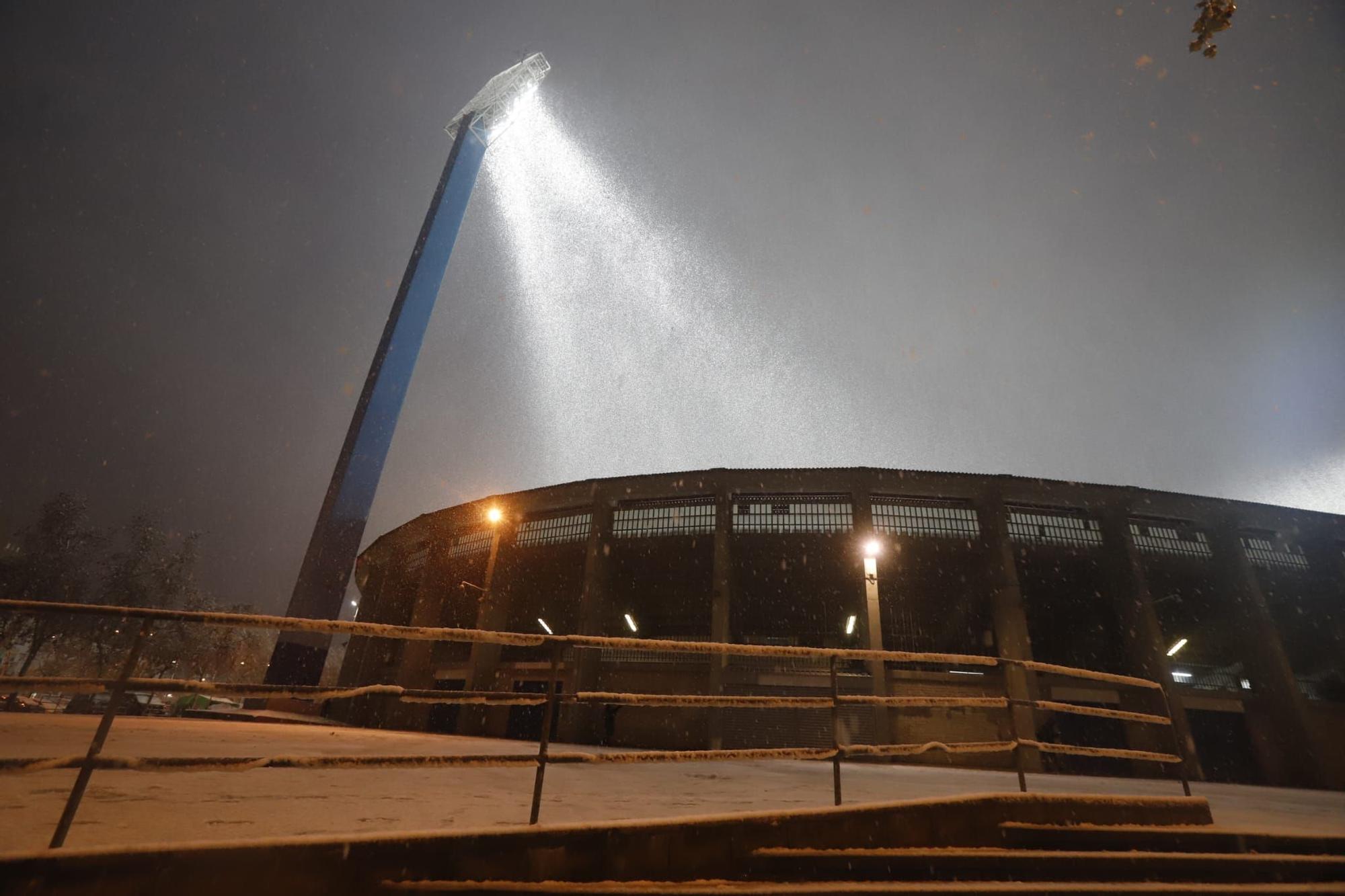 Real Zaragoza-Andorra, en imágenes: operarios trabajan para que el partido se juegue