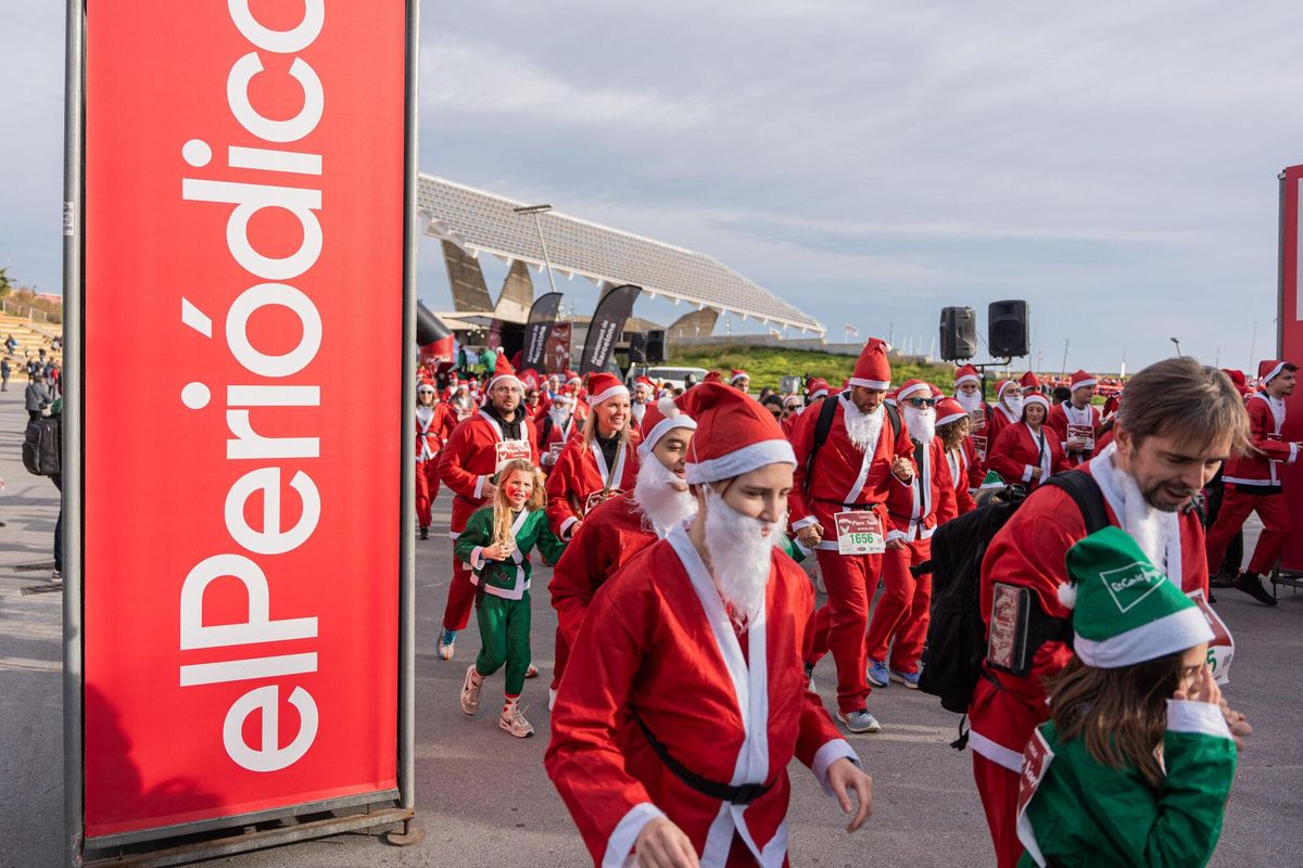 Cientos de Santa Claus corren por Barcelona en la primera Cursa del Pare Noel