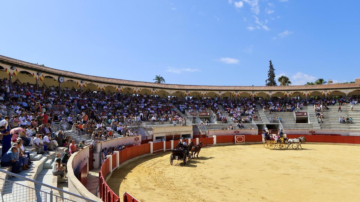 Miles de personas acudían a uno de los actos celebrados en la plaza durante la Feria.