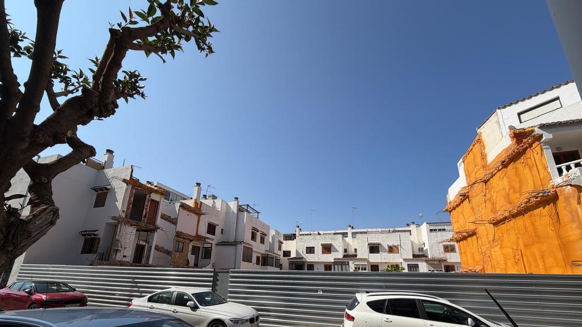 Demolición de adosados afectados por la dana en Catarroja.