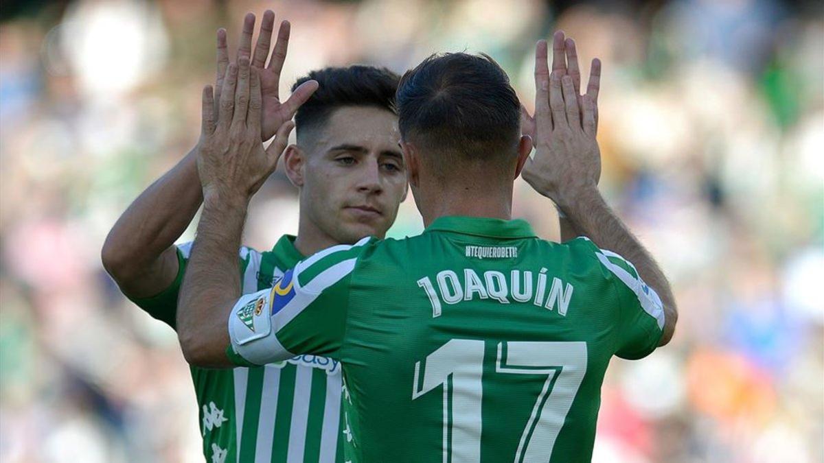 Alex Moreno choca las manos con Joaquín tras marcar con el Betis