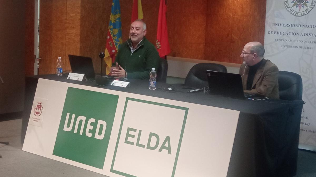 El profesor universitario Antonio Prieto durante la conferencia organizada por la Uned de Elda.