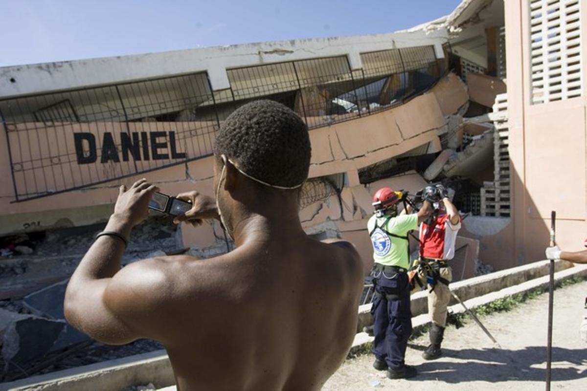 Un home fa una foto mentre es busquen supervivents.
