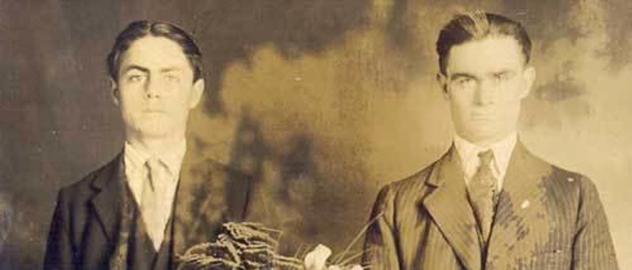 José, a la izquierda, y Francisco, en una foto de despedida tomada en Clarksburg, probablemente en 1912.