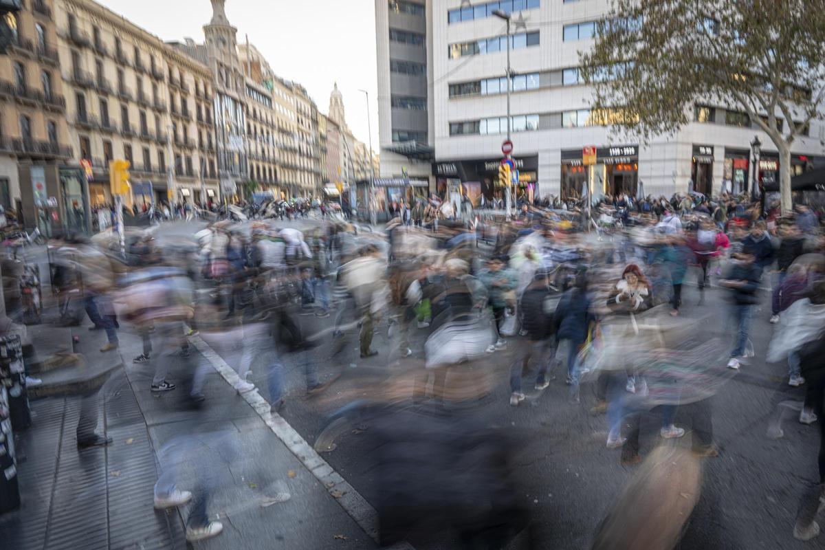 Las compras de Navidad llenan el centro de Barcelona | FOTOS