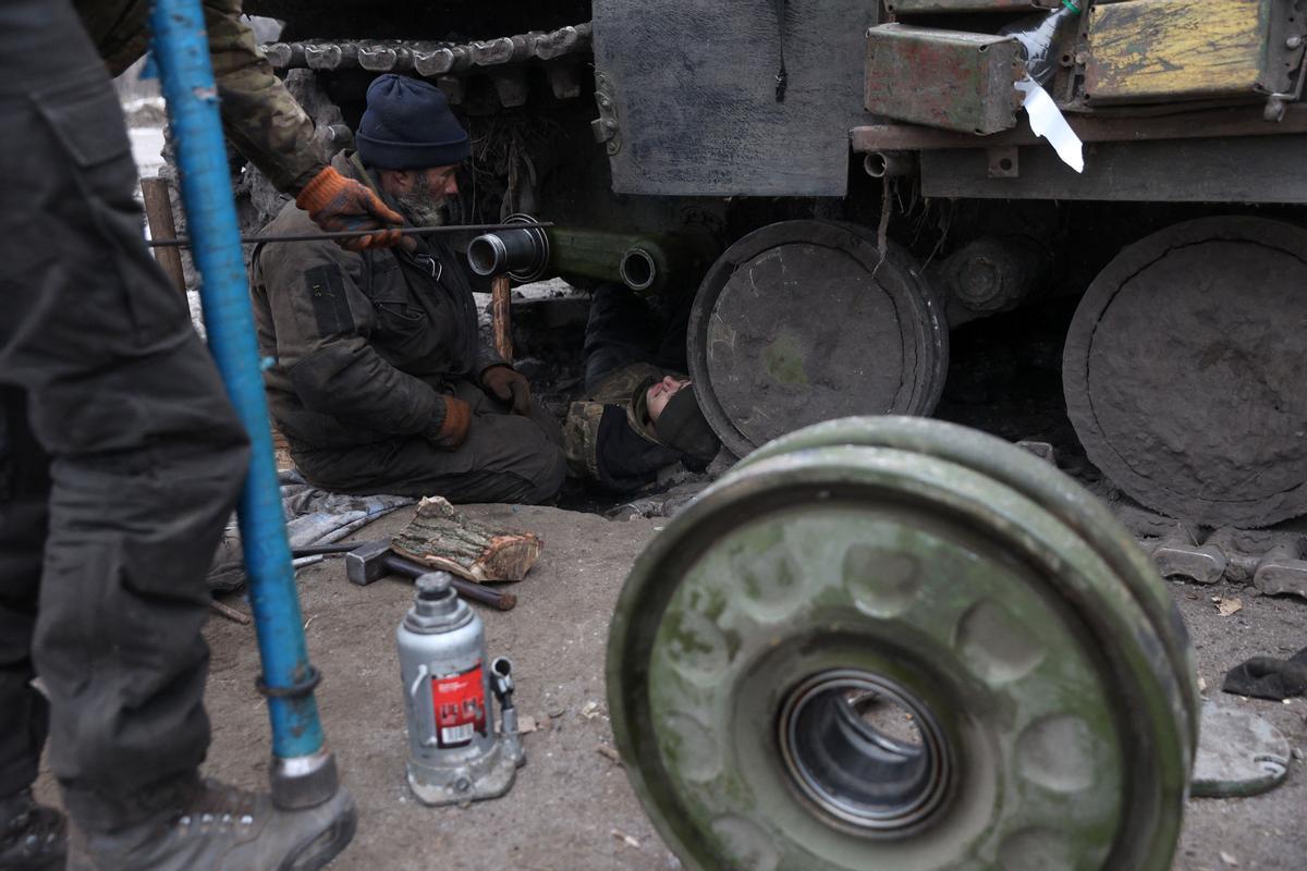 Militares ucranianos cerca de la línea del frente cerca de Kreminna, región de Lugansk, el 12 de enero de 2023, en medio de la invasión rusa de Ucrania.