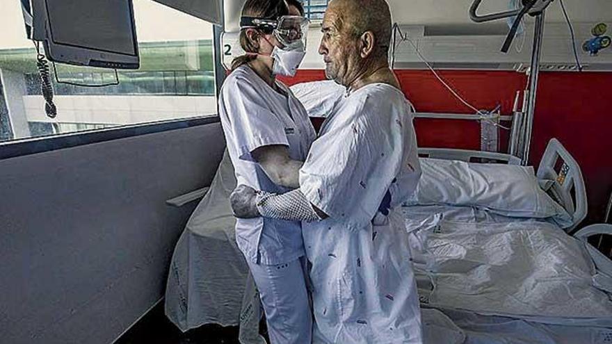 Un paciente recibe los cuidados de una sanitaria en Son Espases.