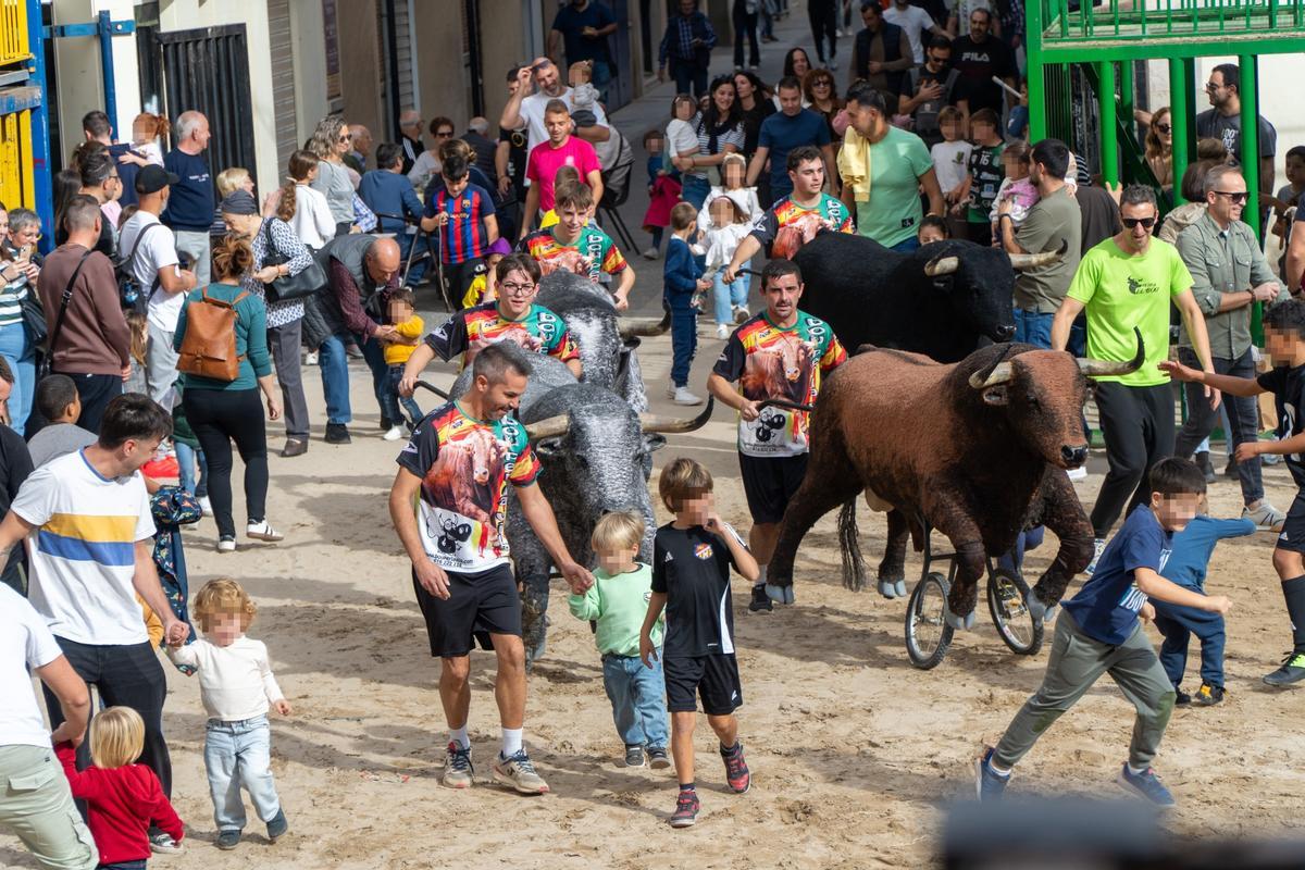 Este sábado taurino se ha iniciado con un matinal infantil en el que los menores han disfrutado con los carretones.
