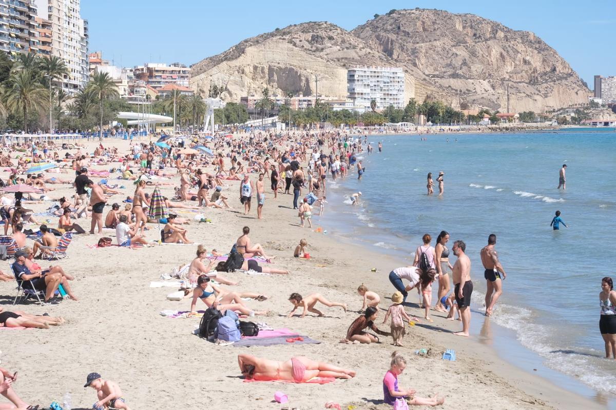 La playa del Postiguet de Alicante en la jornada de hoy.