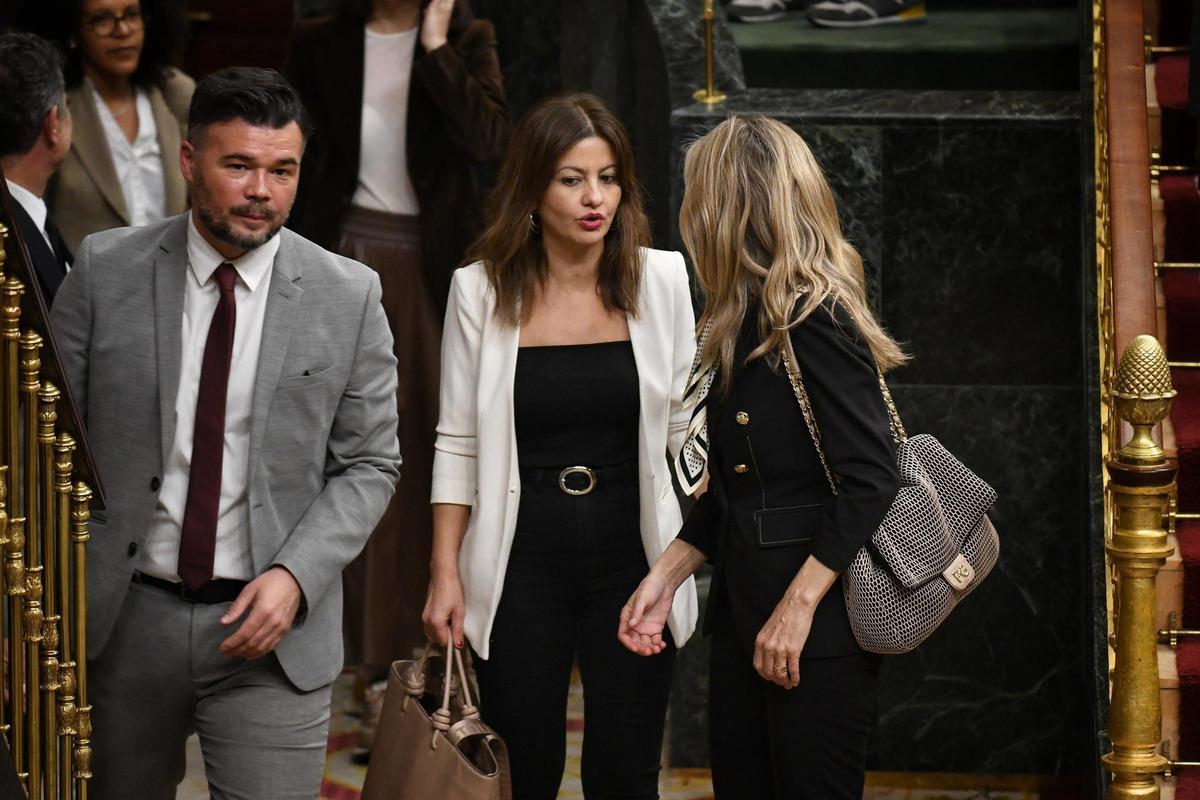 El portavoz de ERC en el Congreso, Gabriel Rufián; la ministra de Juventud e Infancia, Sira Rego, y la vicepresidenta segunda y ministra de Trabajo y Economía Social, Yolanda Díaz, durante una sesión plenaria en el Congreso.