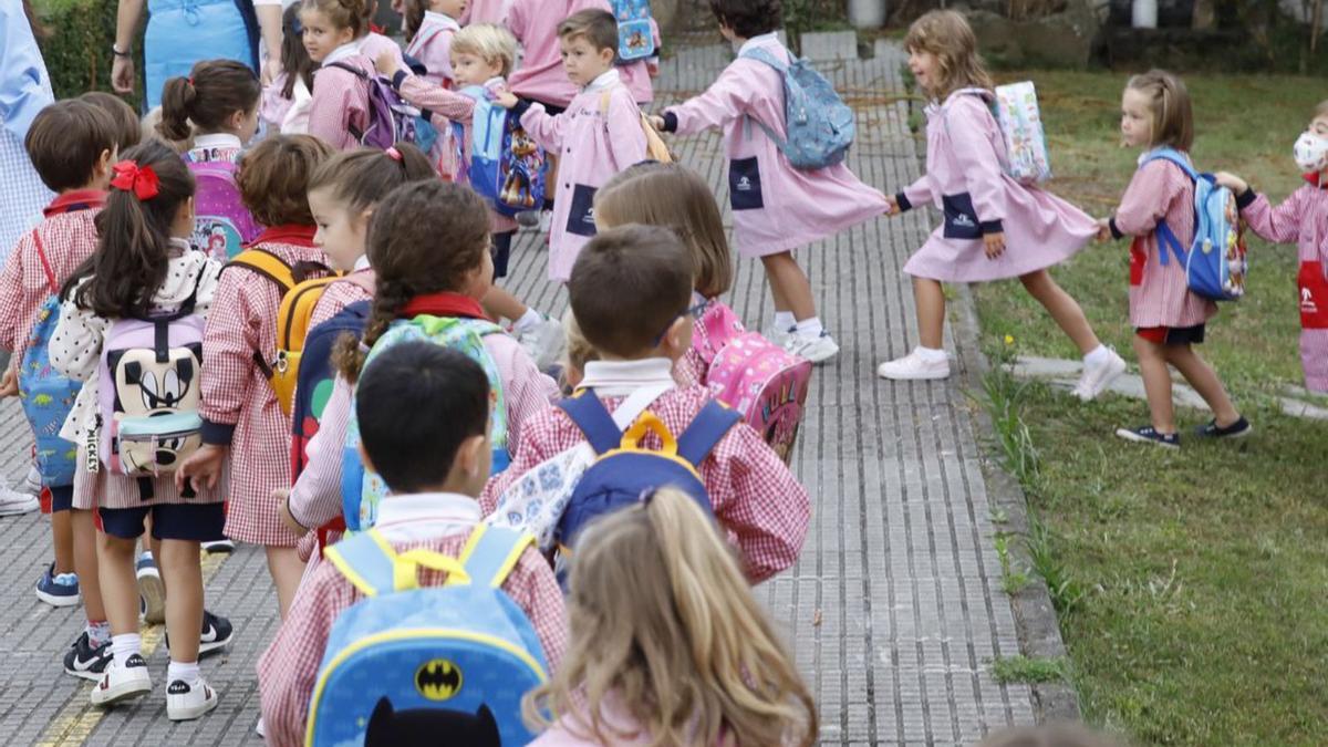 Un grupo de niños y niñas entrando al locegio