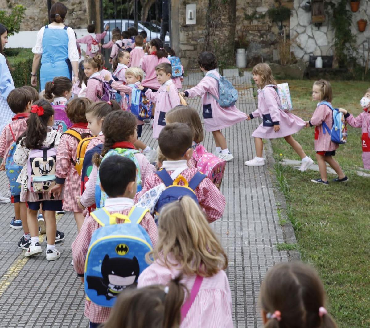 Un grupo de niños y niñas entrando al locegio