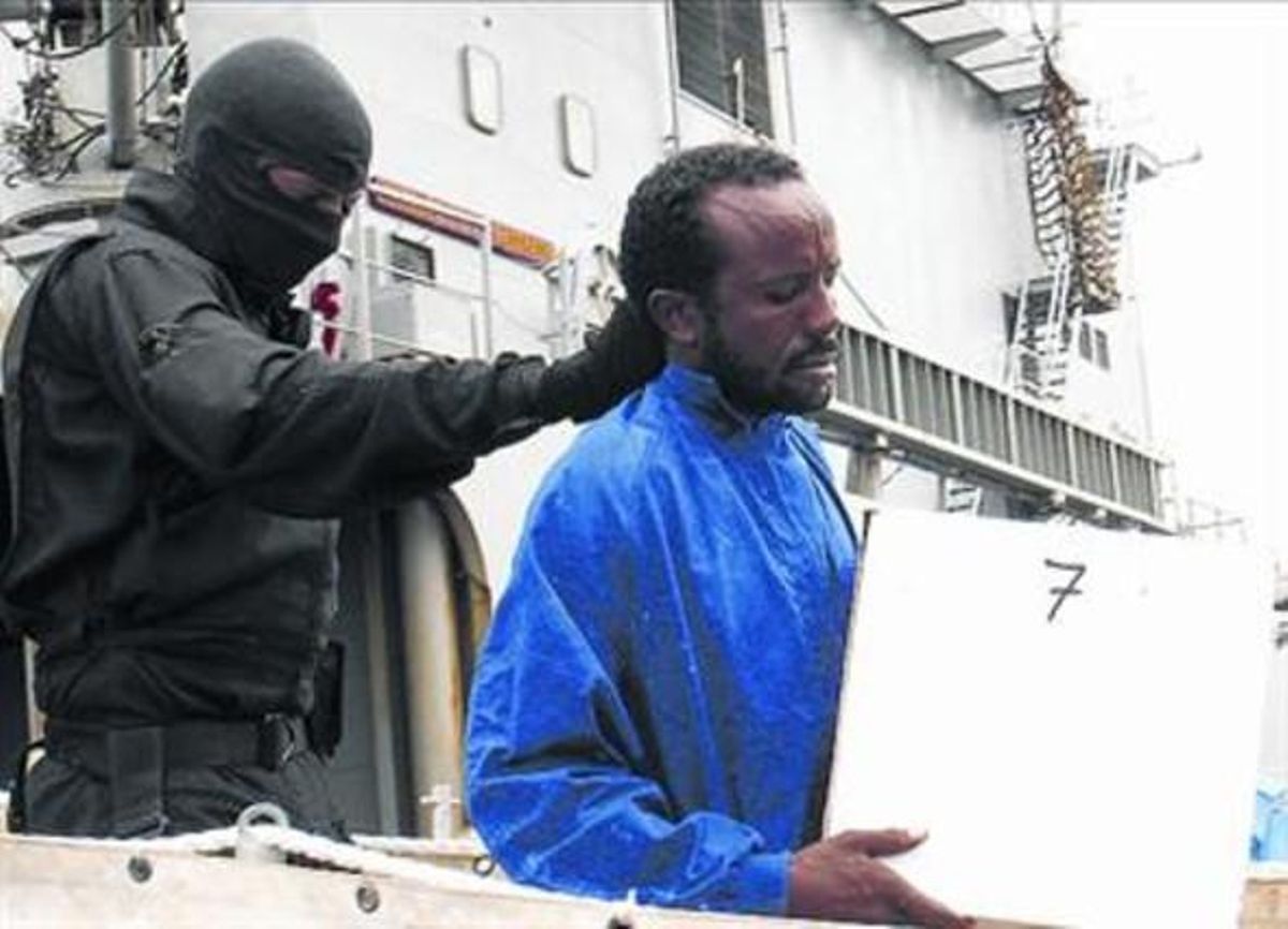 Un agent espanyol, amb un pirata detingut a Mombasa, al maig. Un agent espanyol, amb un pirata detingut a Mombasa, al maig.
