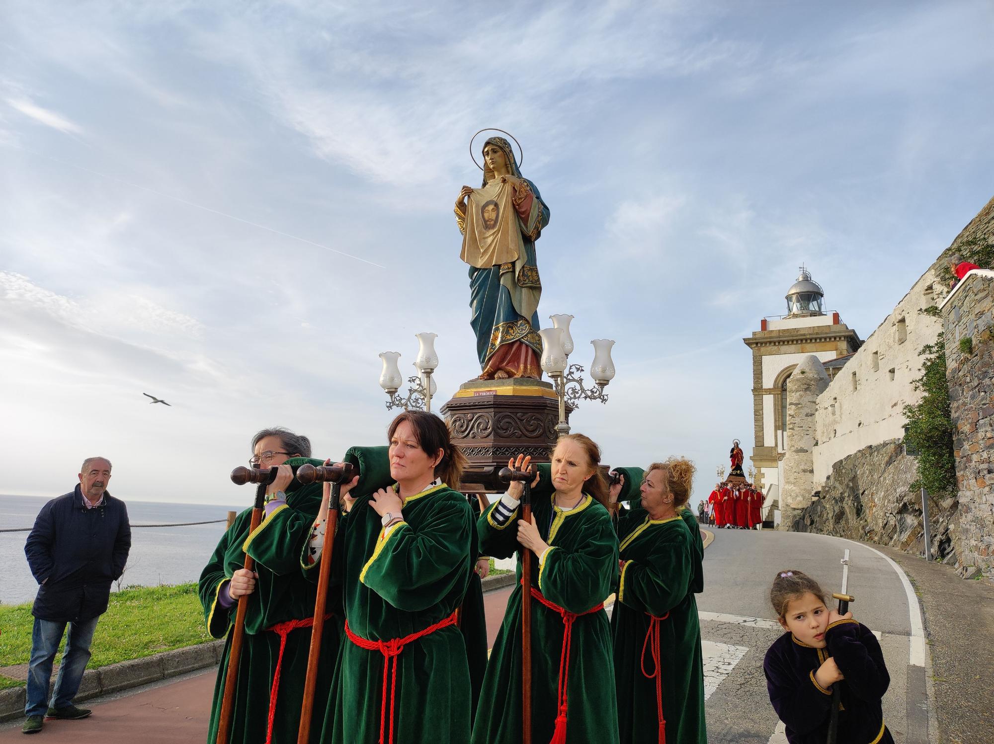 Así fue la procesión de bajada que abre la Semana Santa de Luarca